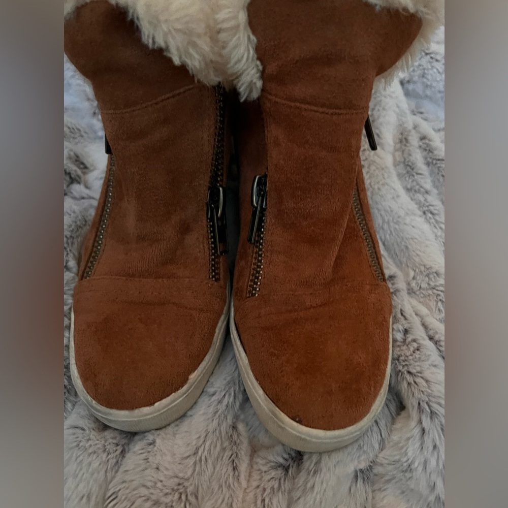 Coconut - (size 8 ) stilettos  / fuzzy inside